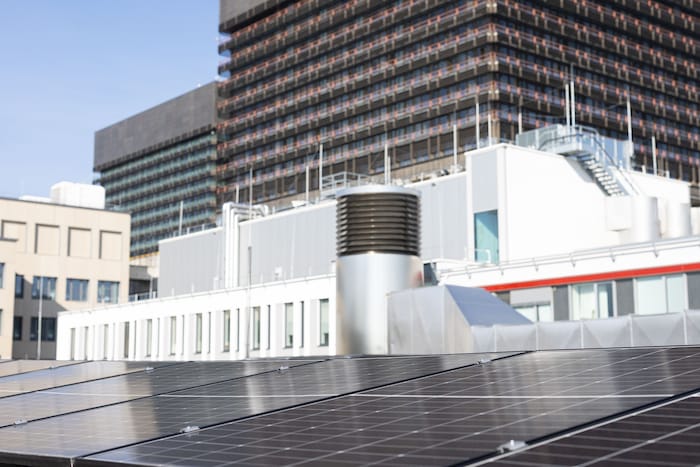 Die beiden Bettentürme (Hintergrund) werden nun bei laufenden Betrieb erneuert.