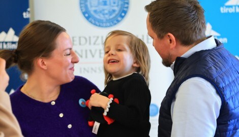 Olivia mit ihren Eltern Sushilla und Konstantin. Diese tun alles, damit die Vierjährige ...
