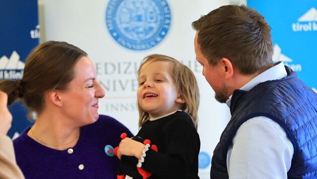 Olivia mit ihren Eltern Sushilla und Konstantin. Diese tun alles, damit die Vierjährige ...