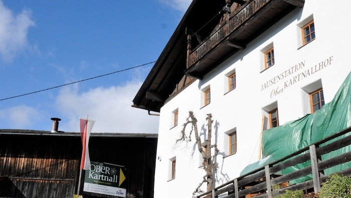 Der Oberkartnallhof ist eine der beiden Einkehrmöglichkeiten, die einander direkt ...