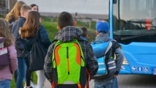 Die beiden Kinder waren in der Früh auf dem Weg zur Volksschule, sind dort aber nie angekommen. ...