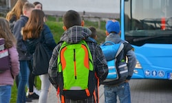 Die beiden Kinder waren in der Früh auf dem Weg zur Volksschule, sind dort aber nie angekommen. ...