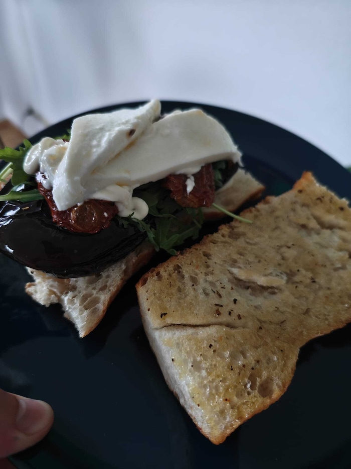Auch als Belag im Sandwich funktionieren Melanzani exzellent.