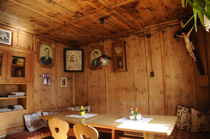 In der Stube des Oberkartnallhofs lässt es sich in wunderbarer Atmosphäre einkehren, essen und ...