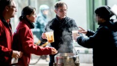 Unterwegs mit dem „Canisibus“ der Caritas: Der Wiener Erzbischof Josef Grünwidl verteilt Essen ...