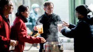 Unterwegs mit dem „Canisibus“ der Caritas: Der Wiener Erzbischof Josef Grünwidl verteilt Essen ...