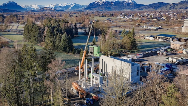 Der Heizkessel musste aufgrund seines Gewichts mit Spezialgerät eingesetzt werden.