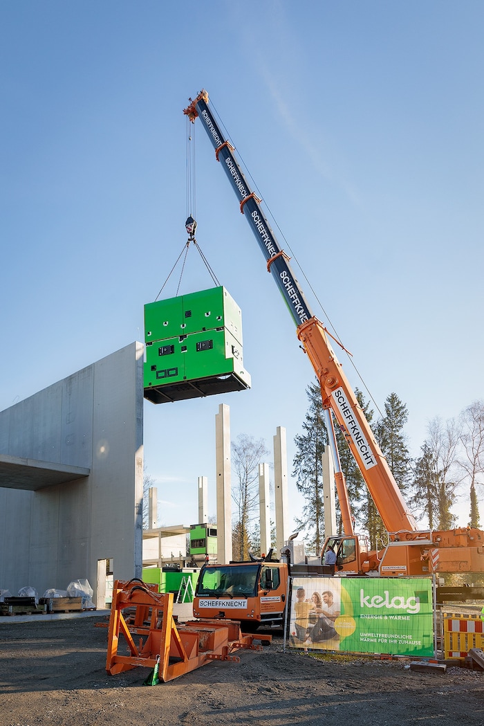 Der Heizkessel beim Einheben.