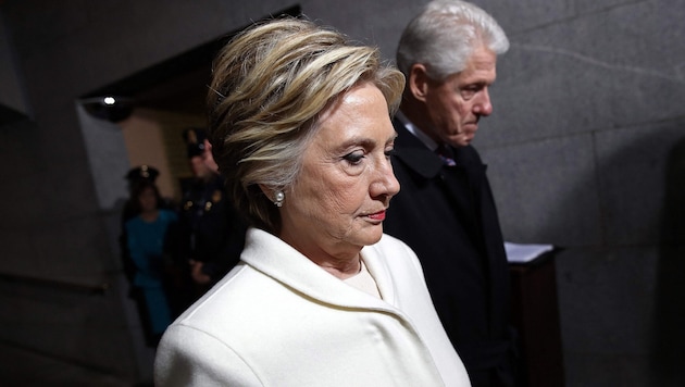 Zunächst stellte sich Ex-Außenministerin Hillary Clinton den Fragen der Kongressabgeordneten. ...