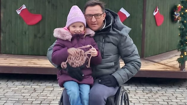 Andreas Stastny mit seiner Tochter. „Danke für die vielen Spenden!“