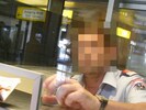 Vor der Abreise am Wiener Flughafen hatte der Beamte bei der Passkontrolle das Dokument des ...