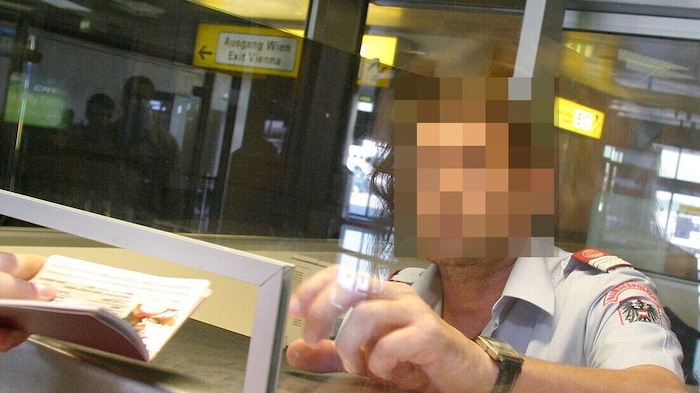 Vor der Abreise am Wiener Flughafen hatte der Beamte bei der Passkontrolle das Dokument des ...