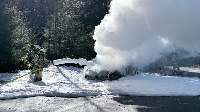 Für den brennenden Wagen gab es ein „Schaumbad“.