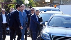 Mitglieder der iranischen Delegation auf dem Weg zu ihrem Konvoi