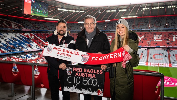 Robert Schweighofer überreichte mit Gattin Sophia, die Kassierin bei den Red Eagles Austria ist, ...