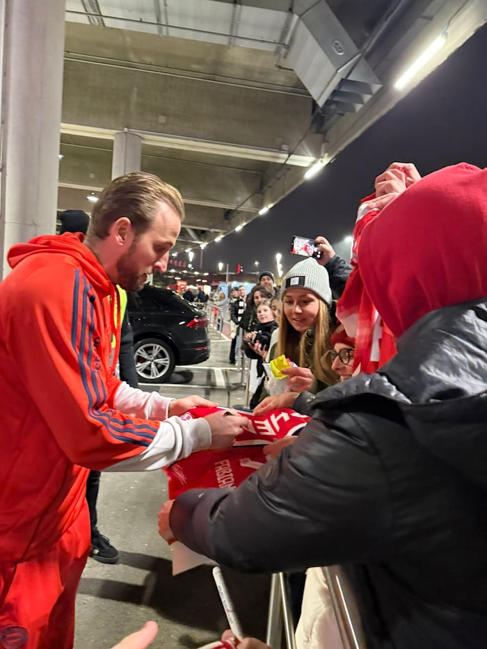 Harry Kane unterschrieb das Dress und schrieb die Botschaft...