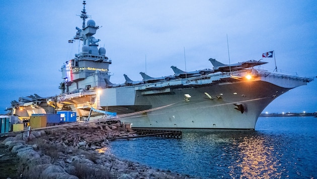 Der Flugzeugträger Charles de Gaulle ankert im Hafen von Malmö und soll sich später einer ...