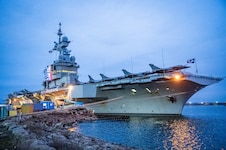 Der Flugzeugträger Charles de Gaulle ankert im Hafen von Malmö und soll sich später einer ...