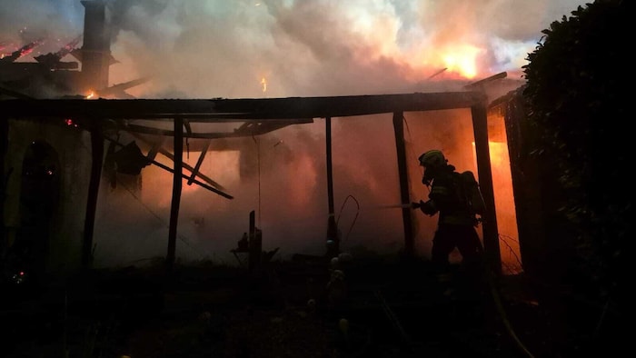 Das Haus stand in Vollbrand. Für die Bewohnerin kam jede Hilfe zu spät, sie und ihre Katze ...