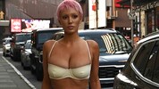 Bianca Censori im XXS-Outfit und mit neuer Frisur in Los Angeles