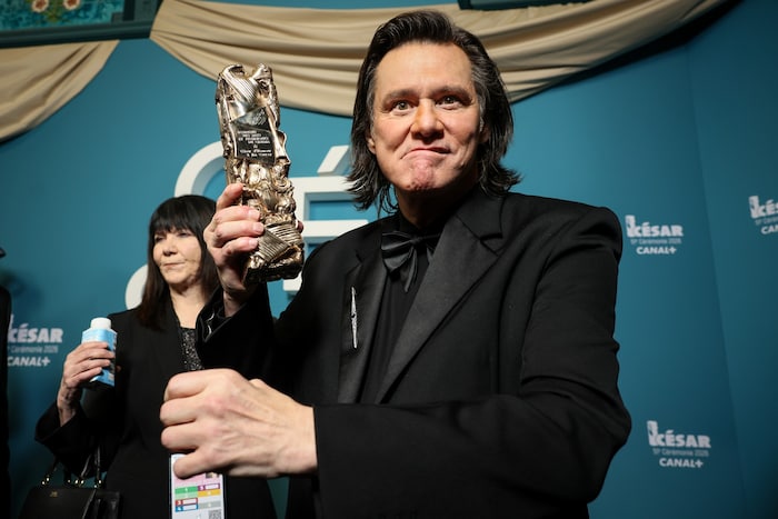 Carrey posiert mit seinem Ehren-César