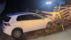 Die Frau durchbrach den Holzzaun auf der Brücke