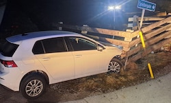 Die Frau durchbrach den Holzzaun auf der Brücke