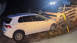 Die Frau durchbrach den Holzzaun auf der Brücke