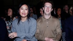 Gemeinsam mit seiner Ehefrau Priscilla besuchte Mark Zuckerberg die Modenschau von Prada in ...