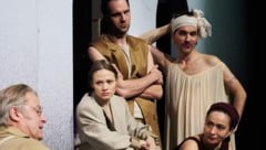 „Lysistrata“ Mavie Hörbiger (mitte), Roland Koch, Michael Wächter, Seán McDonagh, Annamária Láng ...