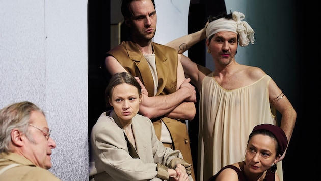 „Lysistrata“ Mavie Hörbiger (mitte), Roland Koch, Michael Wächter, Seán McDonagh, Annamária Láng ...