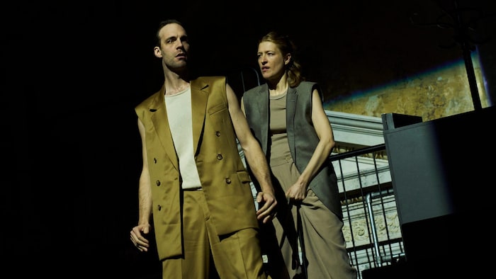 Pointiert überzeichnete Männlichkeitsgesten zeigen Michael Wächter und Lola Klamroth