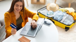 Wer seinen Flug zur richtigen Zeit bucht, kann bares Geld sparen.