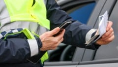 Die Polizisten zogen mehrere Führerscheine ein (Symbolbild)