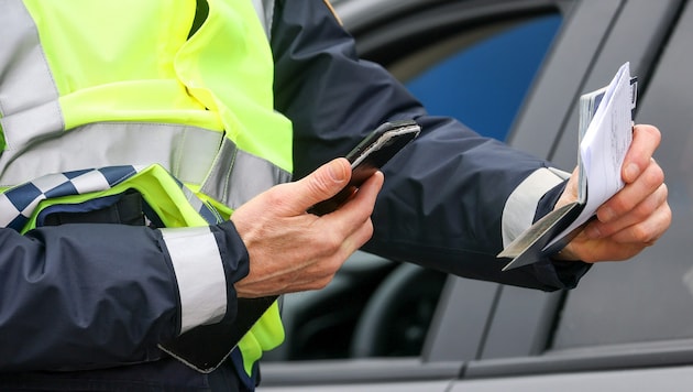 Die Polizisten zogen mehrere Führerscheine ein (Symbolbild)