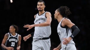 Victor Wembanyama (li.)