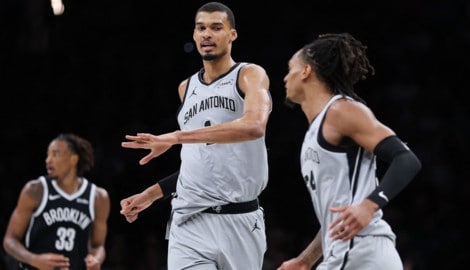 Victor Wembanyama (li.)