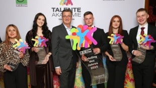 Trettenbrein (3. von rechts) mit Lehrlingskollegen und WK-Präsident Jürgen Mandl bei der ...