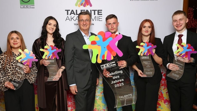 Trettenbrein (3. von rechts) mit Lehrlingskollegen und WK-Präsident Jürgen Mandl bei der ...