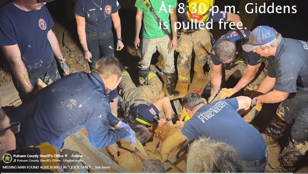 Die Rettung aus dem Schlamm gestaltete sich äußerst schwierig.