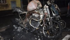Zwei Motorräder und ein Pkw  wurden durch die Brandentwicklung völlig zerstört.