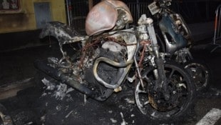 Zwei Motorräder und ein Pkw  wurden durch die Brandentwicklung völlig zerstört.