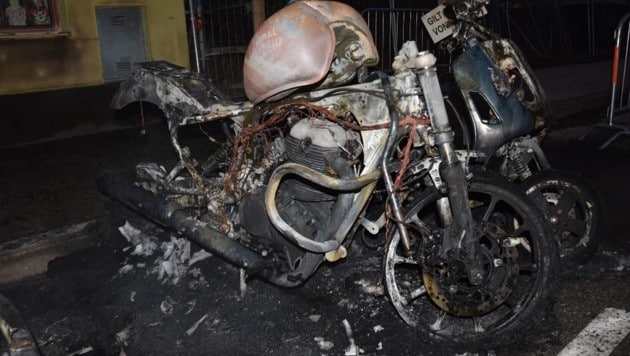 Zwei Motorräder und ein Pkw  wurden durch die Brandentwicklung völlig zerstört.