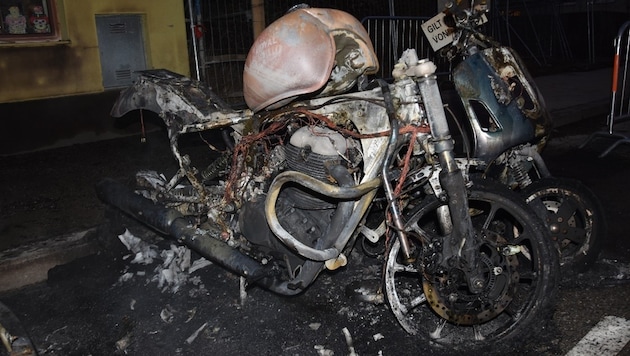 Zwei Motorräder und ein Pkw wurden durch die Brandentwicklung völlig zerstört.