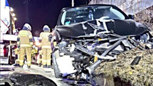 Das Auto rutsche die Böschung zur Bahn hinunter