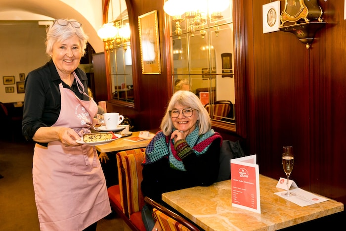 Großartige Kuchen, entspannte Atmosphäre.