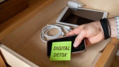 Außer Sichtweite: So kommen Sie nicht in Versuchung, wieder zum Handy &amp; Co. zu greifen.