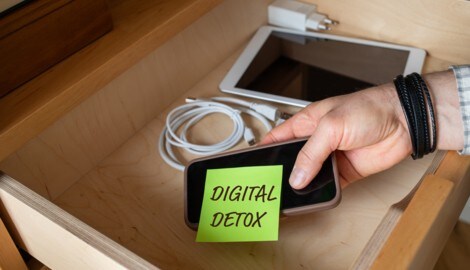 Außer Sichtweite: So kommen Sie nicht in Versuchung, wieder zum Handy &amp; Co. zu greifen.