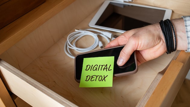 Außer Sichtweite: So kommen Sie nicht in Versuchung, wieder zum Handy & Co. zu greifen.