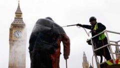 Das Denkmal für Churchill im Zentrum von London wurde nach der Farbattacke abgespült. 